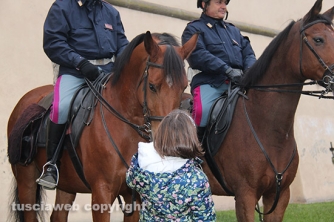 Poliziotti a cavallo a piazza della Rocca - Una bimba si avvicina