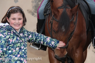Poliziotti a cavallo a piazza della Rocca - Una bimba si avvicina