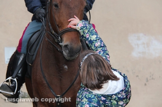 Poliziotti a cavallo a piazza della Rocca - Una bimba si avvicina