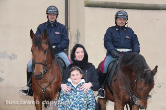 Poliziotti a cavallo a piazza della Rocca - Una bimba si avvicina