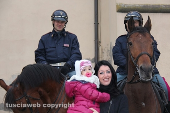 Poliziotti a cavallo a piazza della Rocca - Una bimba si avvicina