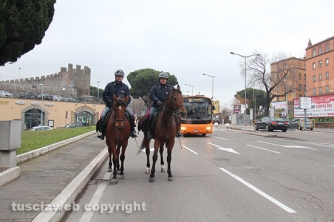 Poliziotti a cavallo in viale Raniero Capocci
