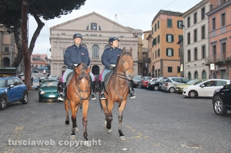 Poliziotti a cavallo a piazza del Teatro
