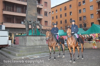 Poliziotti a cavallo davanti al monumento ai facchini