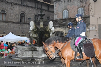 Poliziotti a cavallo a piazza delle Erbe