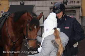 Poliziotti a cavallo a piazza delle Erbe - Una bimba si avvicina