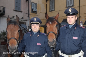 Poliziotti a cavallo a piazza delle Erbe