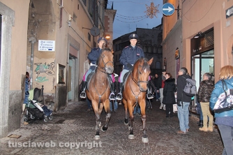 Poliziotti a cavallo in via Roma