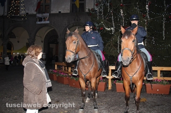 Poliziotti a cavallo a piazza del Comune - Passanti curiosi