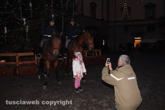 Poliziotti a cavallo a piazza del Comune - Una festa per i bimbi