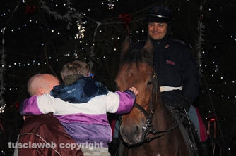 Poliziotti a cavallo a piazza del Comune - Una festa per i bimbi