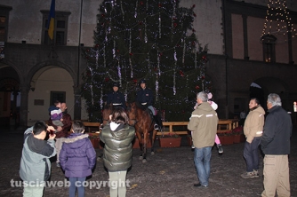 Poliziotti a cavallo a piazza del Comune - Una festa per i bimbi