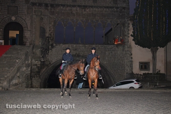 Poliziotti a cavallo a palazzo papale