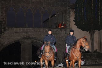 Poliziotti a cavallo a palazzo papale