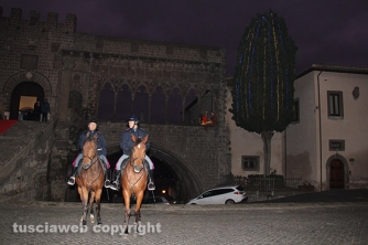 Poliziotti a cavallo a palazzo papale