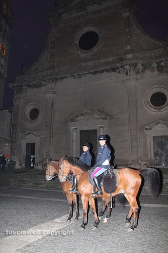 Poliziotti a cavallo a palazzo papale