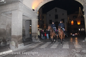 Poliziotti a cavallo all\'imbocco di via Ascenzi
