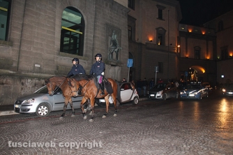 Poliziotti a cavallo in via Ascenzi