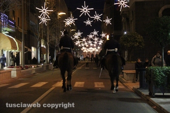 Poliziotti a cavallo in via Marconi