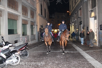 Poliziotti a cavallo in via Matteotti
