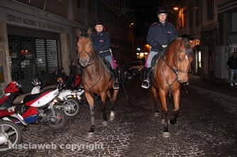 Poliziotti a cavallo in via Matteotti