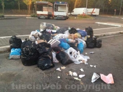 Rifiuti di fronte la scuola della Quercia