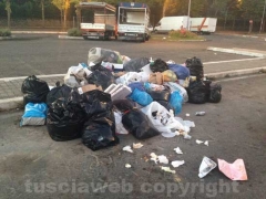 Rifiuti di fronte la scuola della Quercia