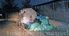 I cassonetti e rifiuti a viale Trieste