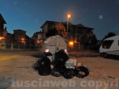 I cassonetti a Bagnaia con sacchi neri