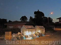 Rifiuti abbandonati accanto ai cassonetti