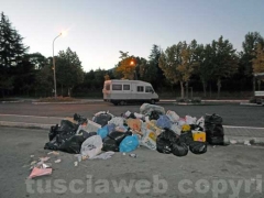 Rifiuti di fronte la scuola della Quercia