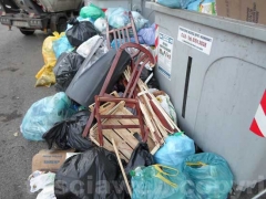 Rifiuti abbandonati di fronte a Pratogiardino