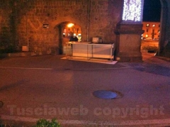 Porta Fiorentina ridotta a discarica