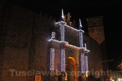 Porta Romana ridotta ad albero di Natale