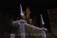 Porta Romana ridotta ad albero di Natale