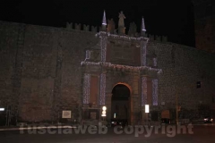 Porta Romana ridotta ad albero di Natale