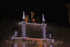 Porta Romana ridotta ad albero di Natale
