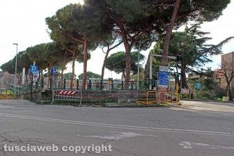 Viterbo - Le transenne al semaforo di Porta Romana