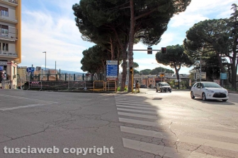 Viterbo - Le transenne al semaforo di Porta Romana