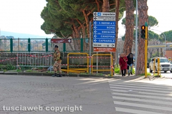Viterbo - Le transenne al semaforo di Porta Romana