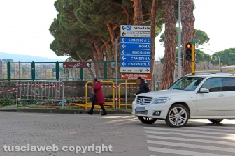 Viterbo - Le transenne al semaforo di Porta Romana