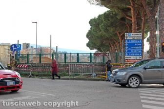 Viterbo - Le transenne al semaforo di Porta Romana