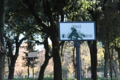 Prato Giardino della vergogna - Cartelli imbrattati