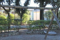 Prato Giardino della vergogna - Altalene per nani con le catene arrotolate