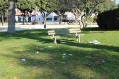 Prato Giardino della vergogna - Panchine messe a caso sui prati con corredo di immondizia