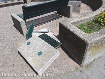 Montefiascone - Il cestino distrutto di piazzale Roma