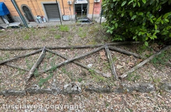 Pratogiardino Lucio Battisti - La staccionata crollata