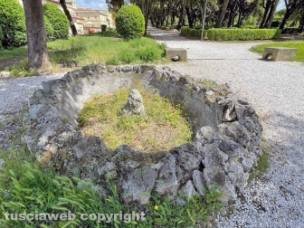 Pratogiardino Lucio Battisti tra lordure, schifezze e pericoli - La fontana senza acqua