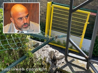 La rete e il palo di ferro divelti a pratogiardino Lucio Battisti, col pericolo che qualcuno caschi di sotto - Nel riquadro l'assessore Stefano Floris