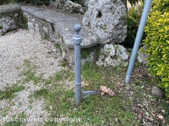 Pratogiardino Lucio Battisti abbandonato - Un brevetto tipicamente viterbese il famoso cestino porta rifiuti senza cestino